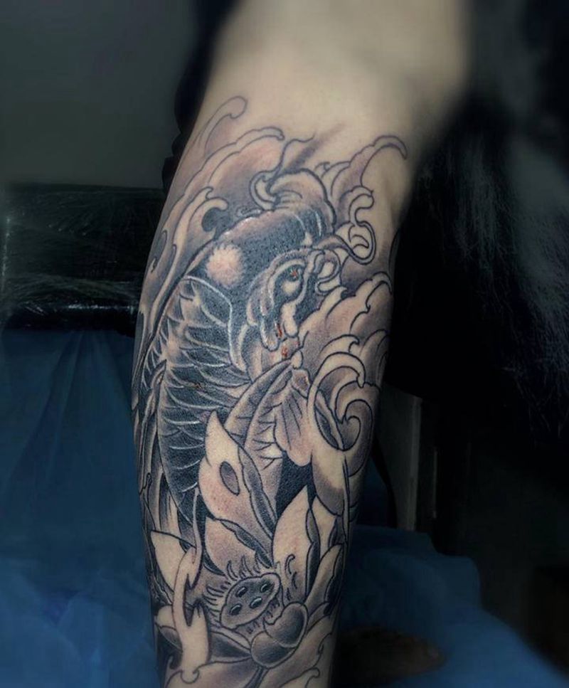 荷花鲤鱼纹身图片_腿部新传统纹身图案