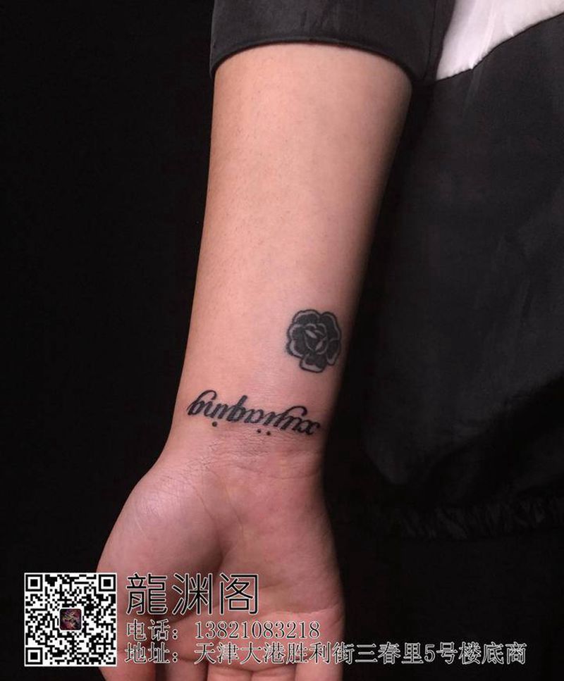 哥特字母纹身图片_手部纹身图案