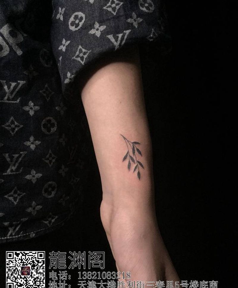 树叶纹身图片_手臂点刺纹身图案