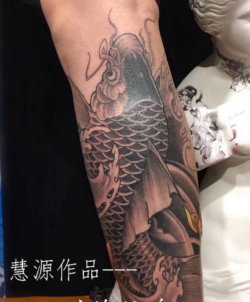鱼纹身图片_腿部新传统纹身图案