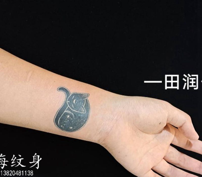 小猫纹身图片_手臂纹身图案