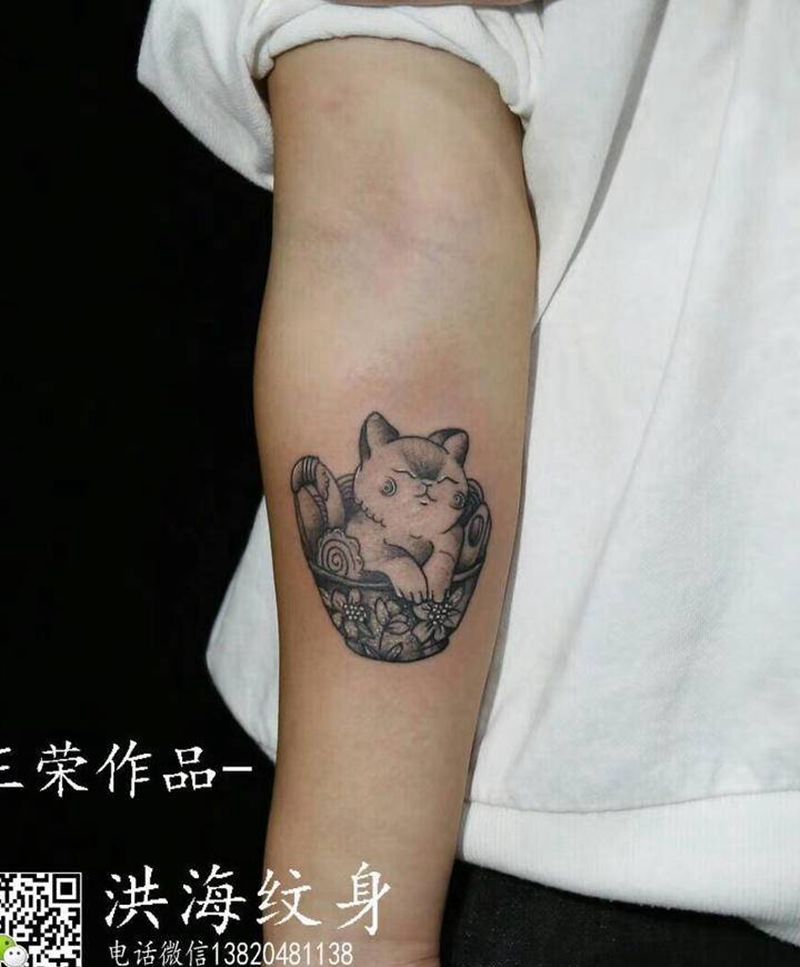 茶杯猫纹身图片_手臂纹身图案