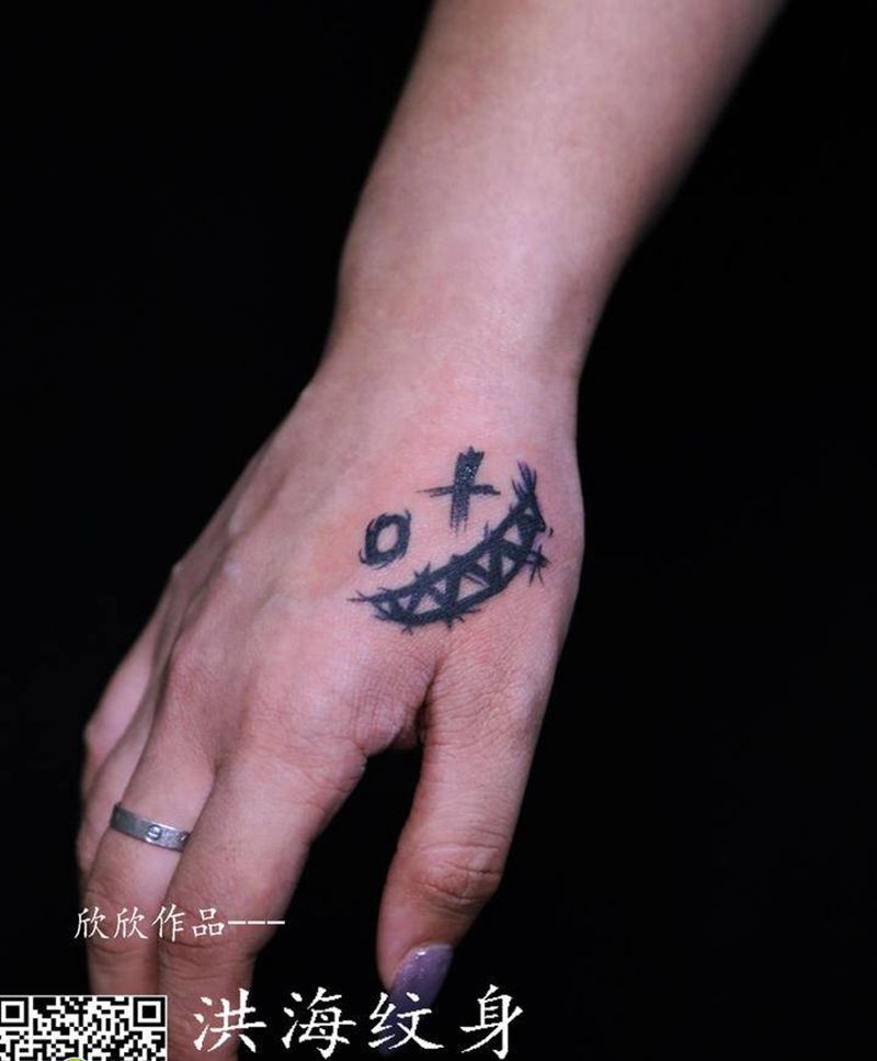 笑脸纹身图片_手部纹身图案