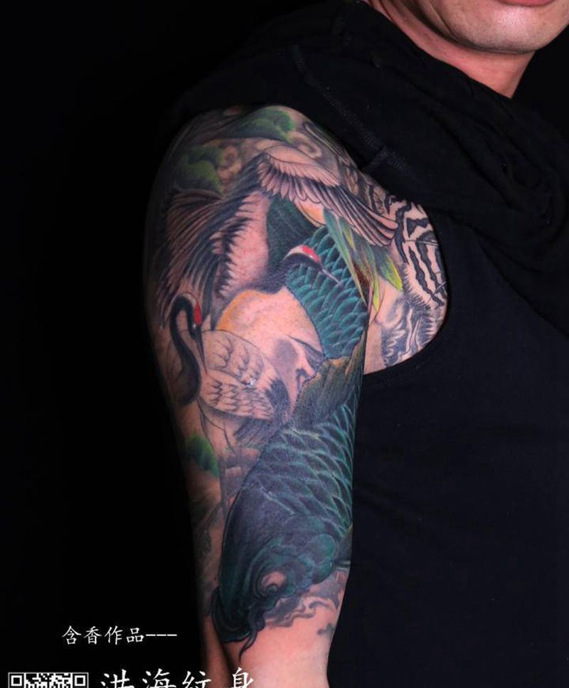 大臂遮盖鱼纹身图片_手臂纹身图案