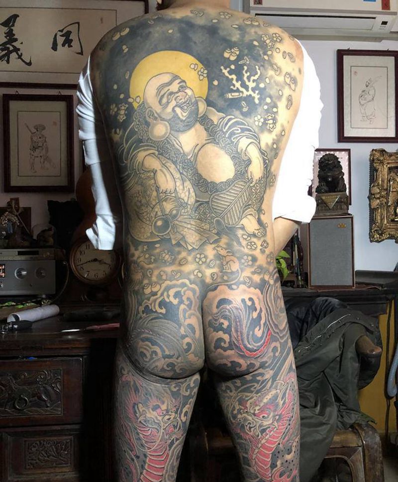 大肚佛纹身图片_背部腿部水墨老传统纹身图案