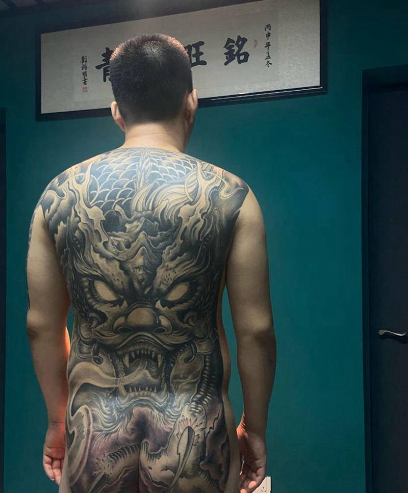 龙纹身图片_背部老传统纹身图案