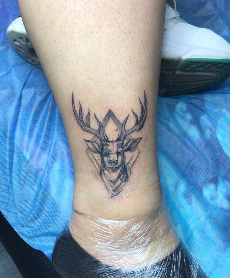 鹿纹身图片_腿部老传统纹身图案