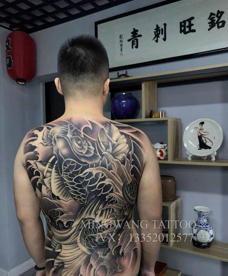 鲫鱼纹身图片_背部老传统纹身图案