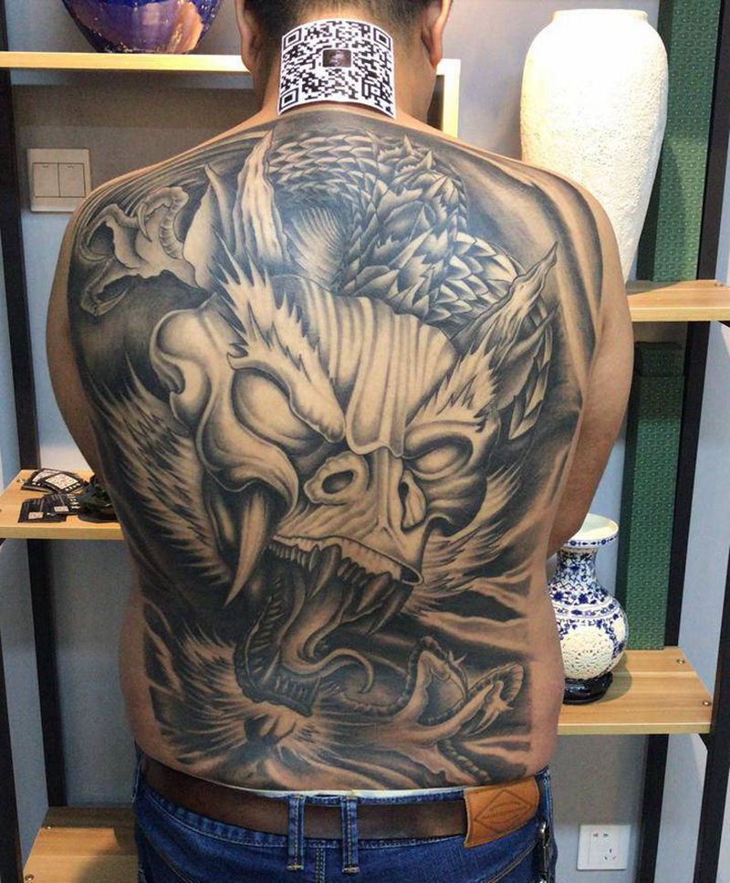 龙纹身图片_背部老传统纹身图案
