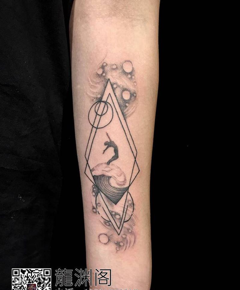 飞跃纹身图片_手部纹身图案