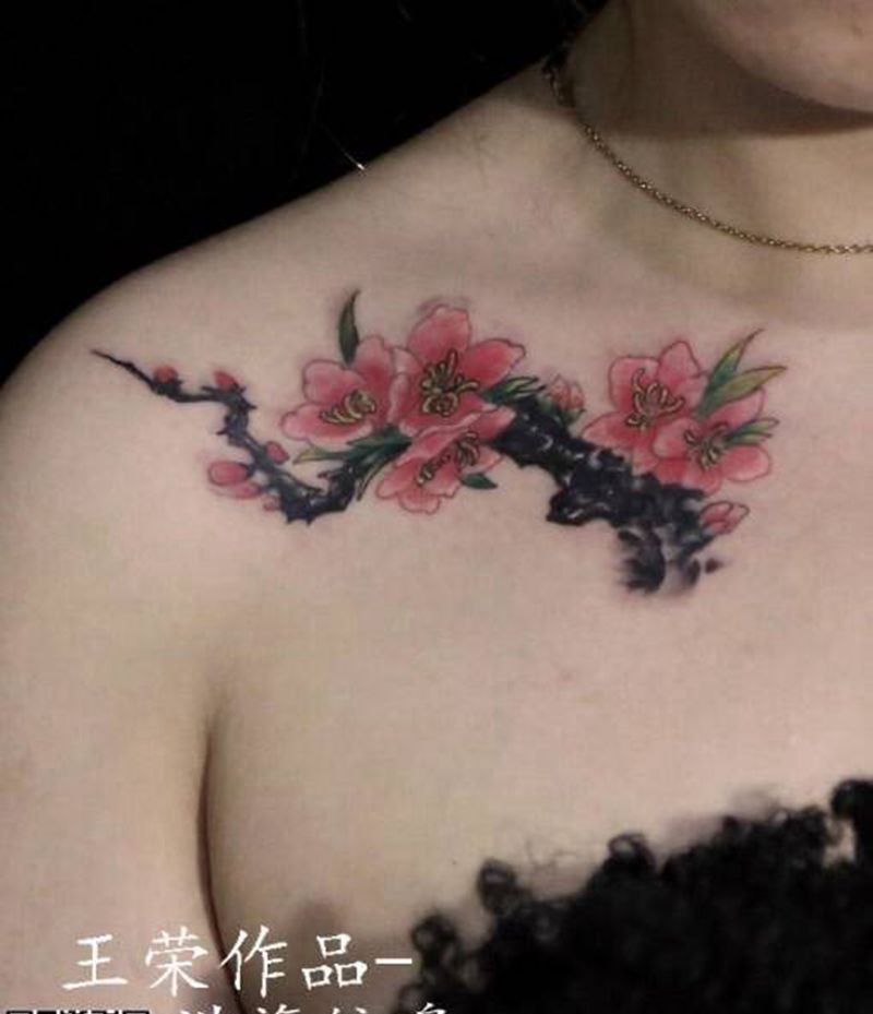 遮盖梅花纹身图片_胸部肩部纹身图案