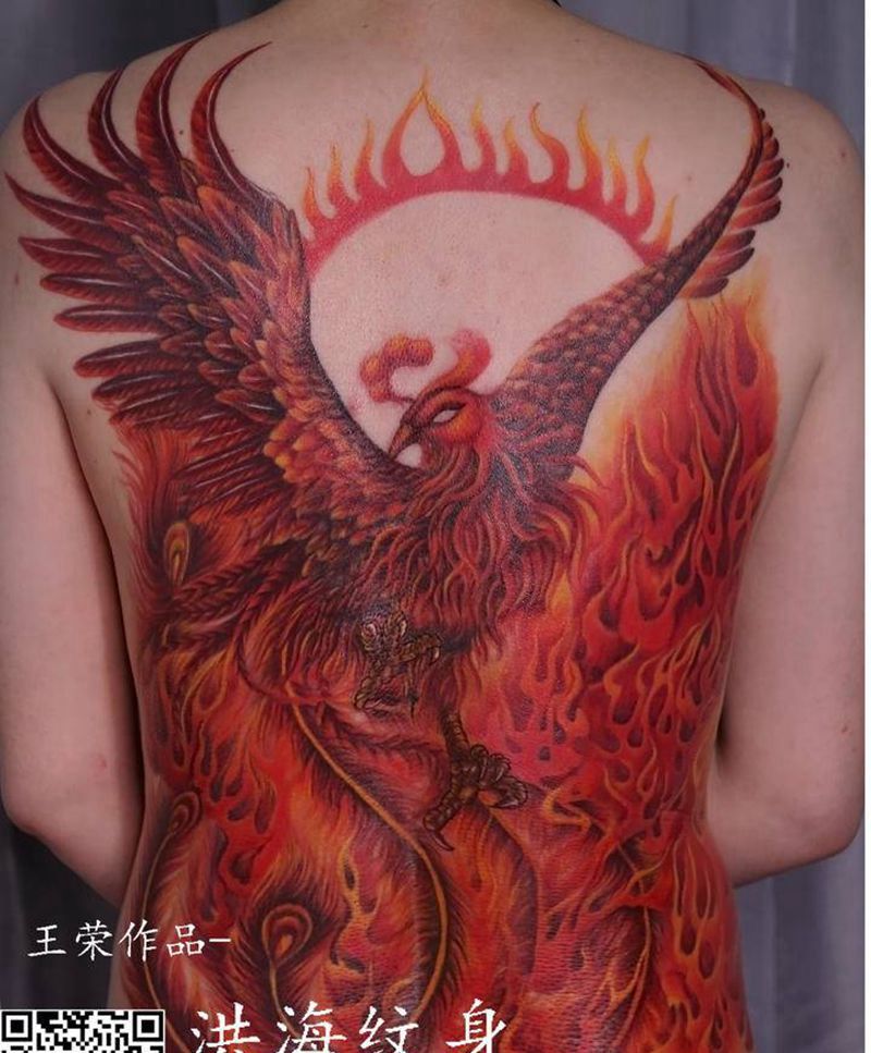 未完欲火凤凰纹身图片_背部纹身图案