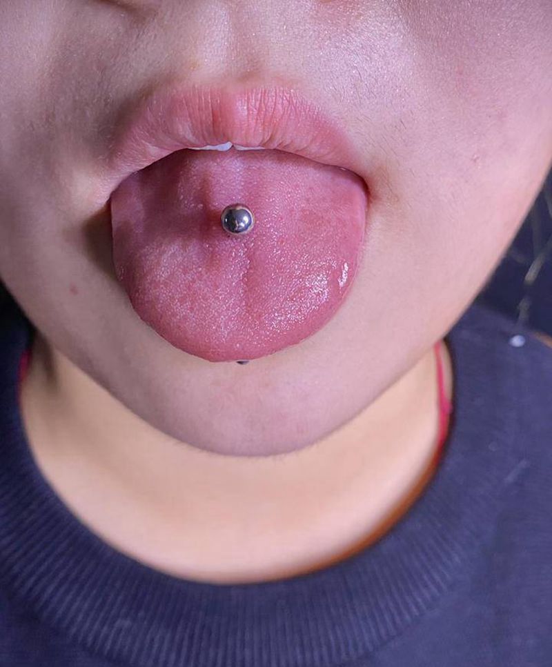 舌钉纹身图片_手部几何纹身图案