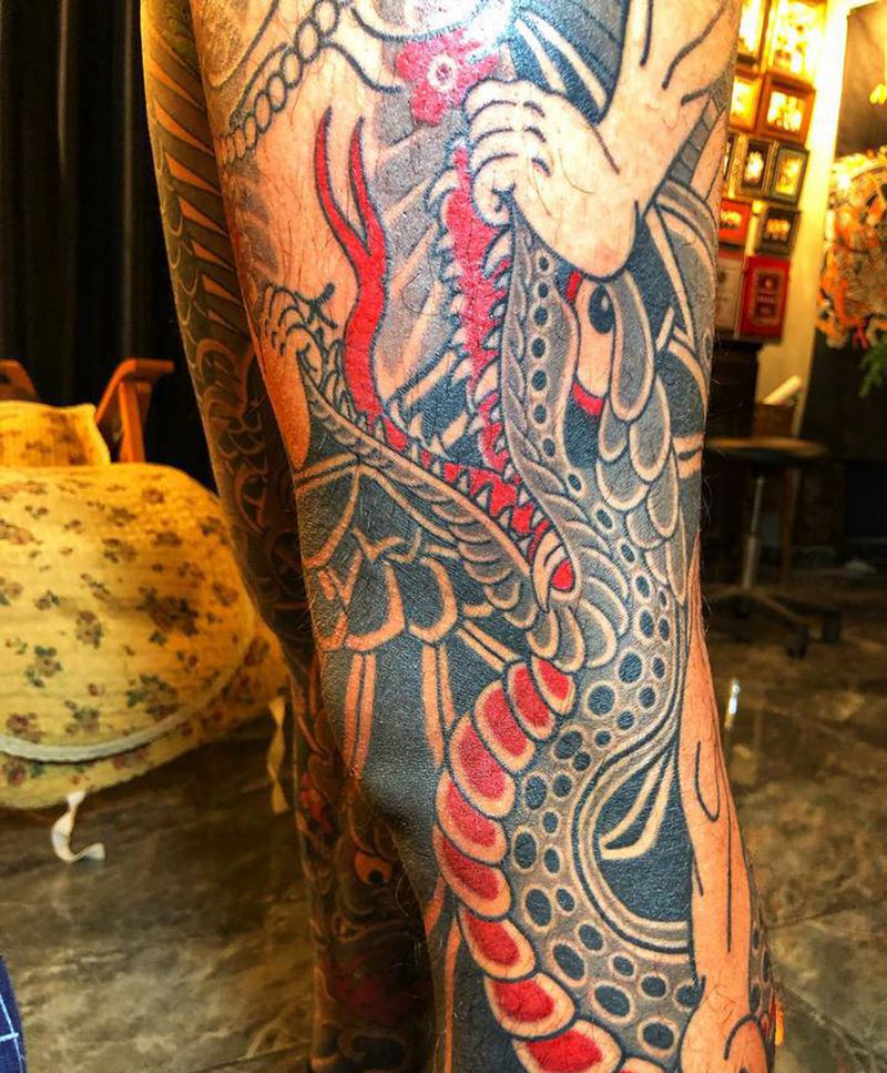 蛇纹身图片_腿部老传统纹身图案