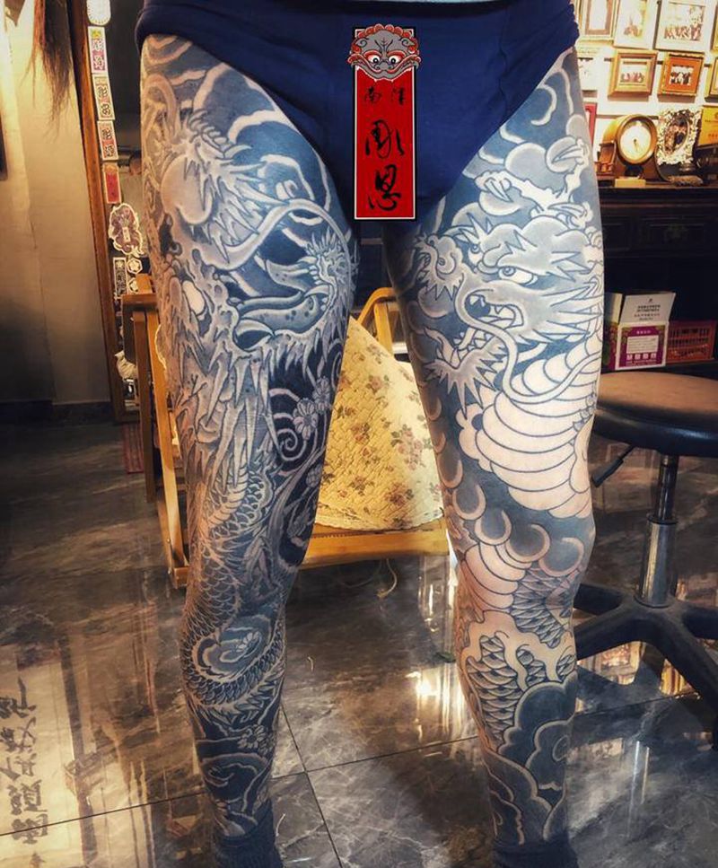 二龍戲珠纹身图片_腿部老传统纹身图案