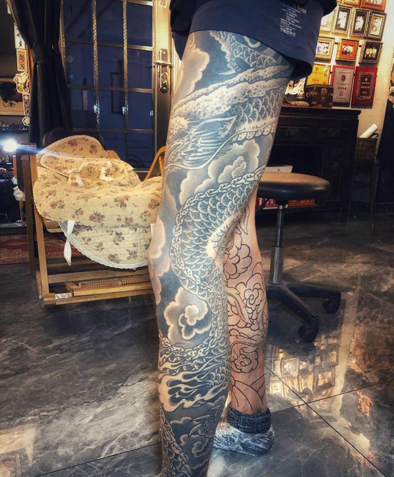 龍鳳呈祥纹身图片_腿部老传统水墨纹身图案