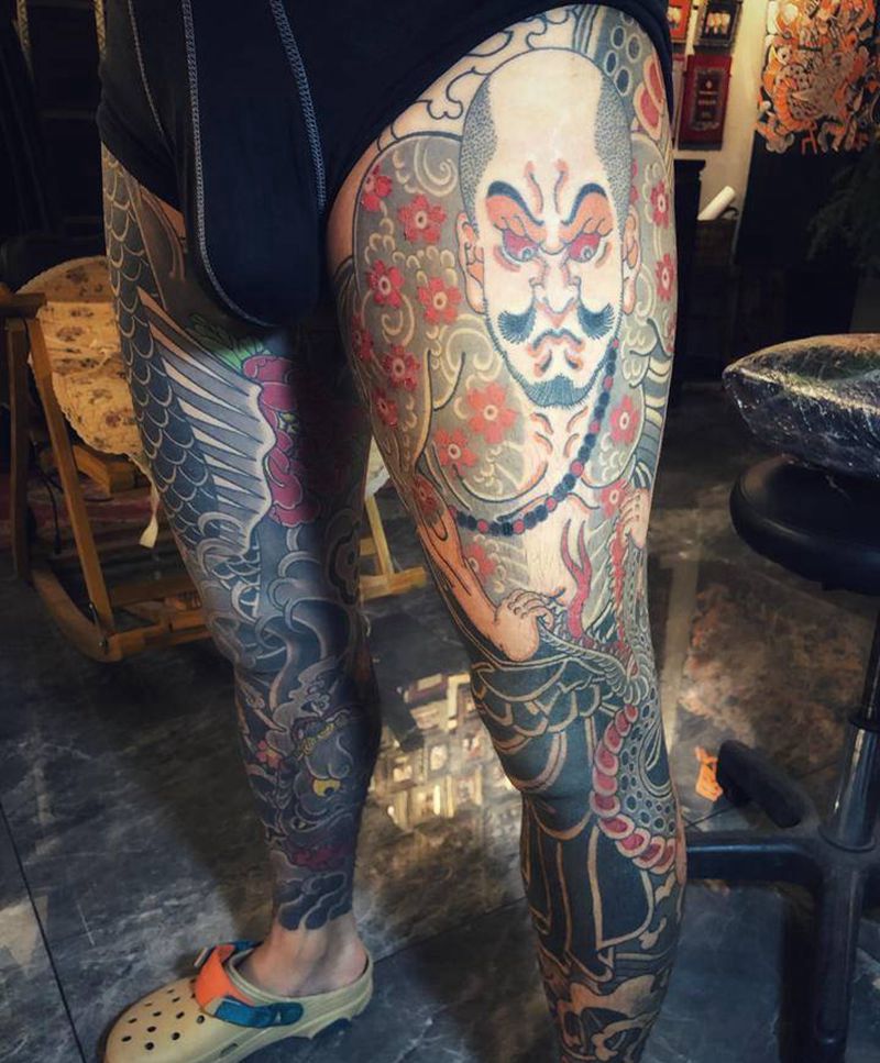 魯志深戲蟒蛇纹身图片_腿部老传统纹身图案