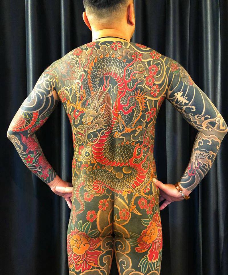 滿背龍纹身图片_背部臀部老传统纹身图案