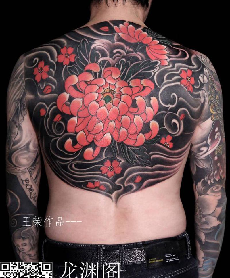 半背菊花纹身图片_肩部新传统老传统纹身图案