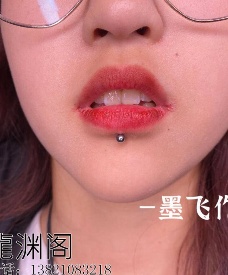 唇钉纹身图片_颈部纹身图案