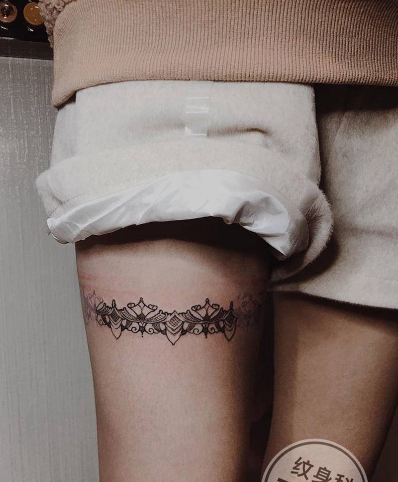 腿环纹身图片_腿部点刺几何蕾丝纹身图案