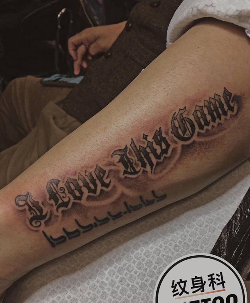 隔壁摄影师的花体字纹身图片_手臂花体字纹身图案