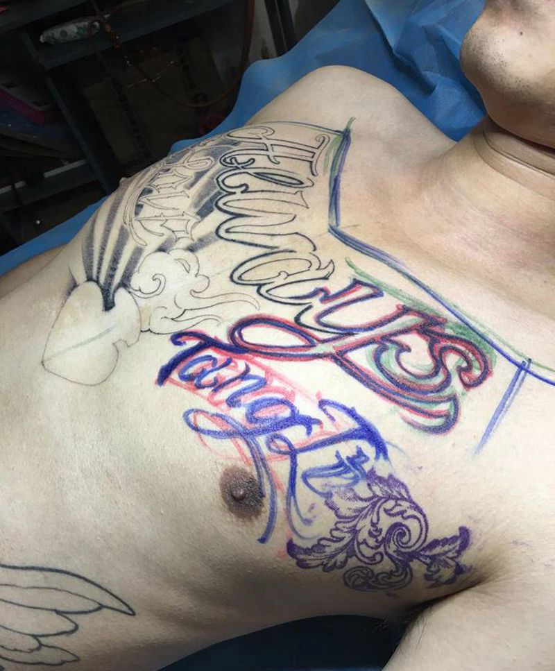 手写花胸纹身图片_胸部花体字纹身图案