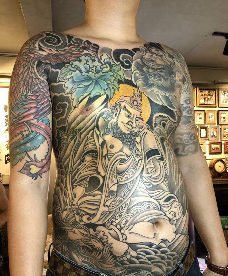 騎鳳羅漢纹身图片_胸部水墨纹身图案