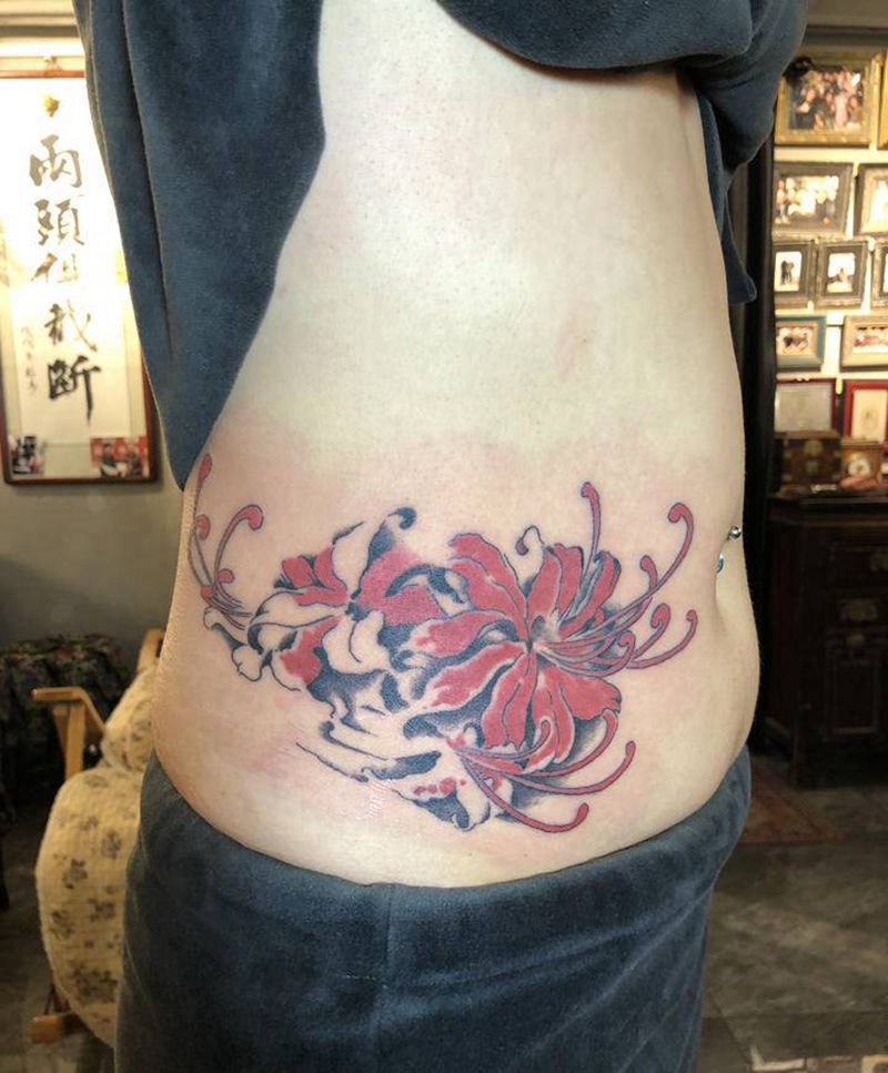 彼岸花纹身图片_腰部水墨水彩纹身图案