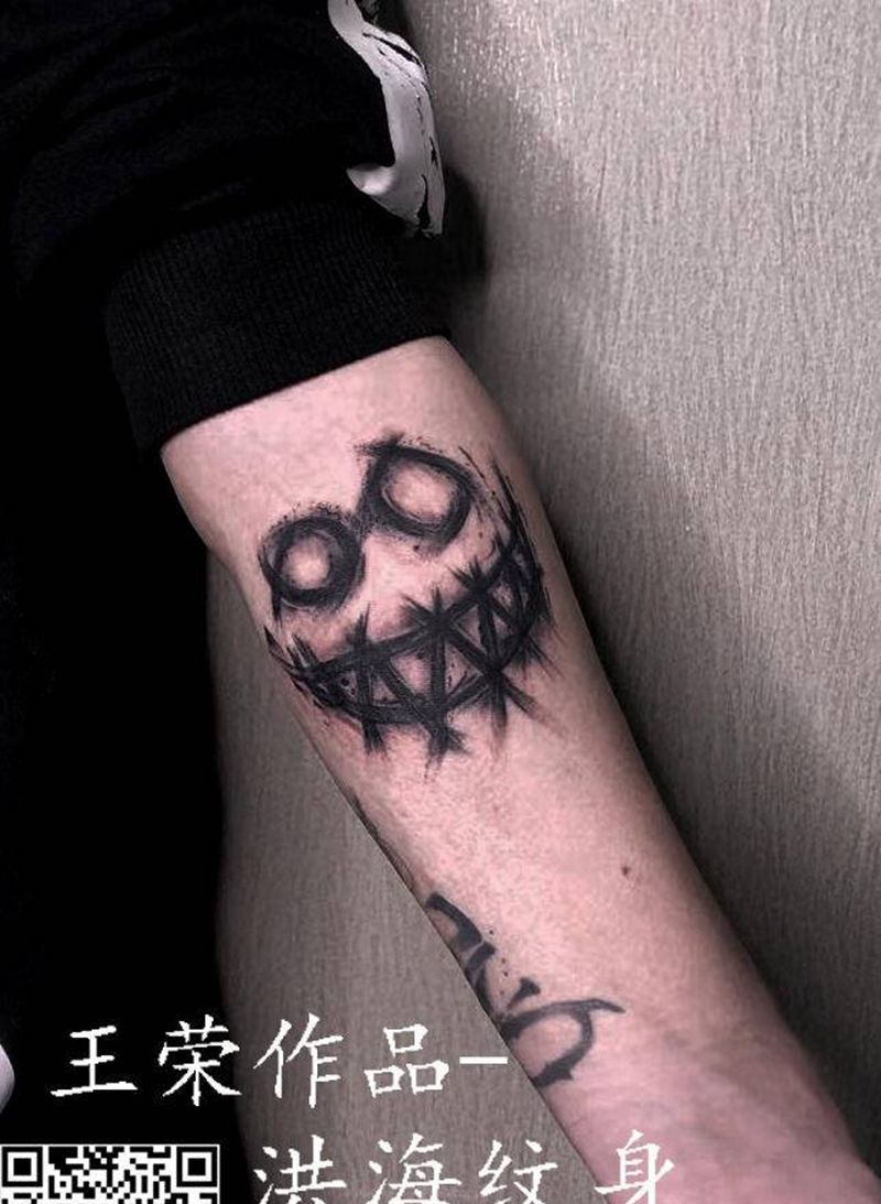 恶魔笑脸纹身图片_手臂欧美写实纹身图案