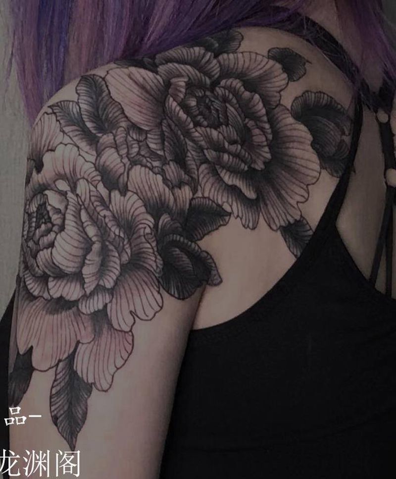 半胛素花纹身图片_肩部新传统点刺纹身图案