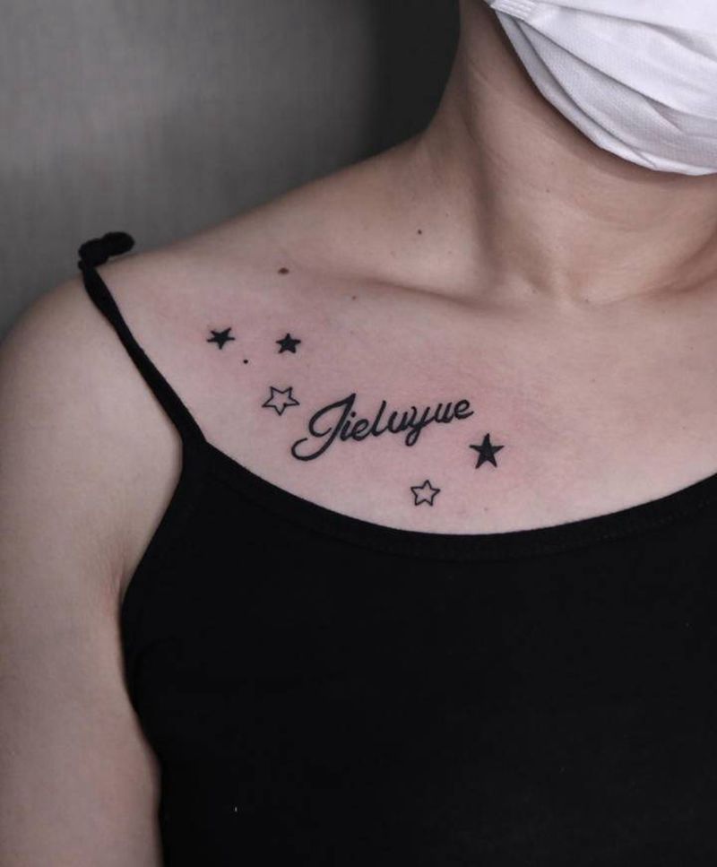 字母印纹身图片_胸部纹身图案