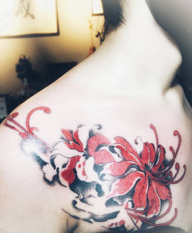 彼岸花纹身图片_胸部水墨水彩纹身图案