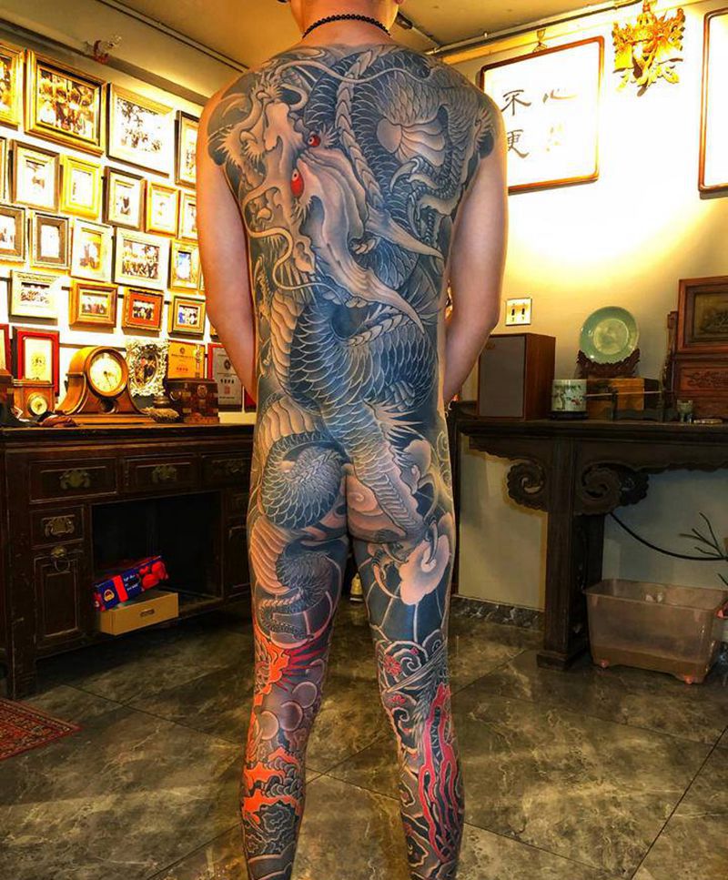 龍纹身图片_背部腿部老传统纹身图案
