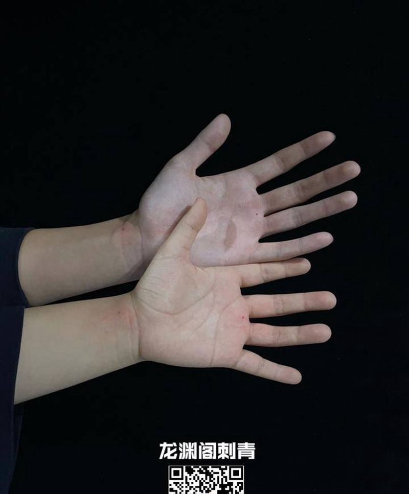 朱砂痣纹身图片_手部纹身图案