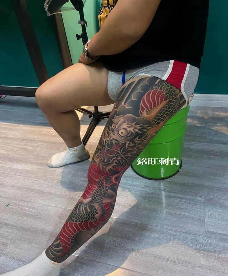花腿龙纹身图片_腿部老传统纹身图案