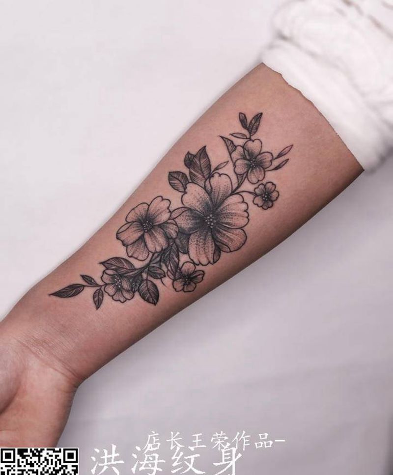 字母遮盖素花纹身图片_手臂纹身图案