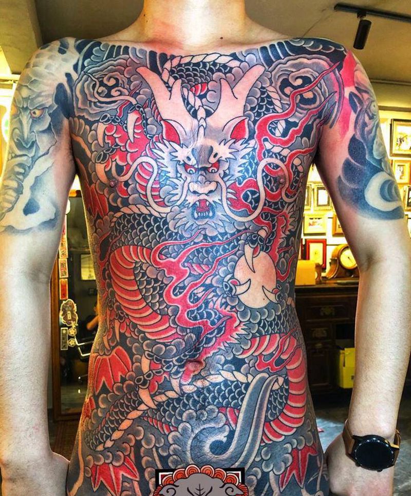 正臉龍纹身图片_胸部老传统纹身图案