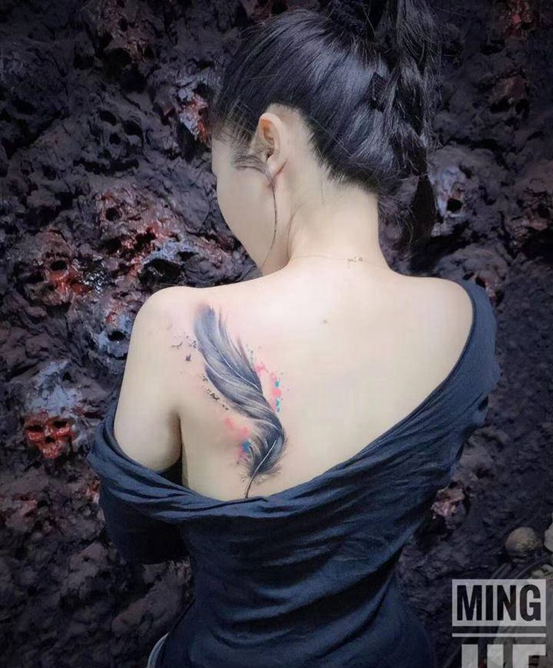 飘纹身图片_肩部水彩纹身图案