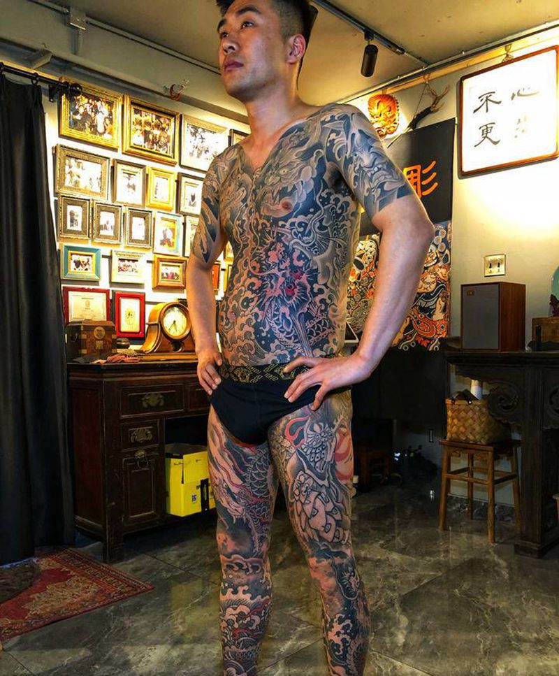 龍纹身图片_腿部胸部老传统水墨纹身图案