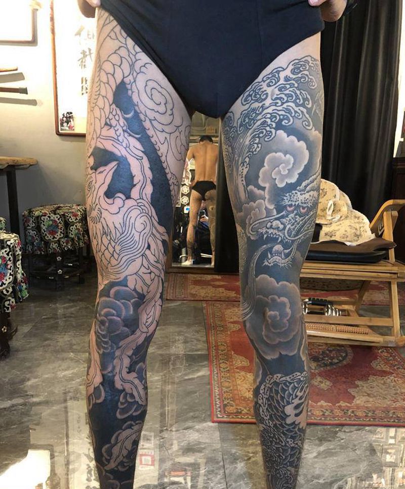 龍鳳呈祥纹身图片_腿部老传统水墨纹身图案