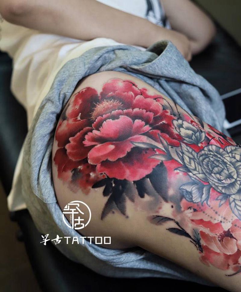 花纹身图片_臀部腿部水彩水墨添加作品花纹身图案