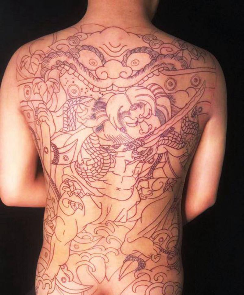 张硕纹身图片_背部纹身图案