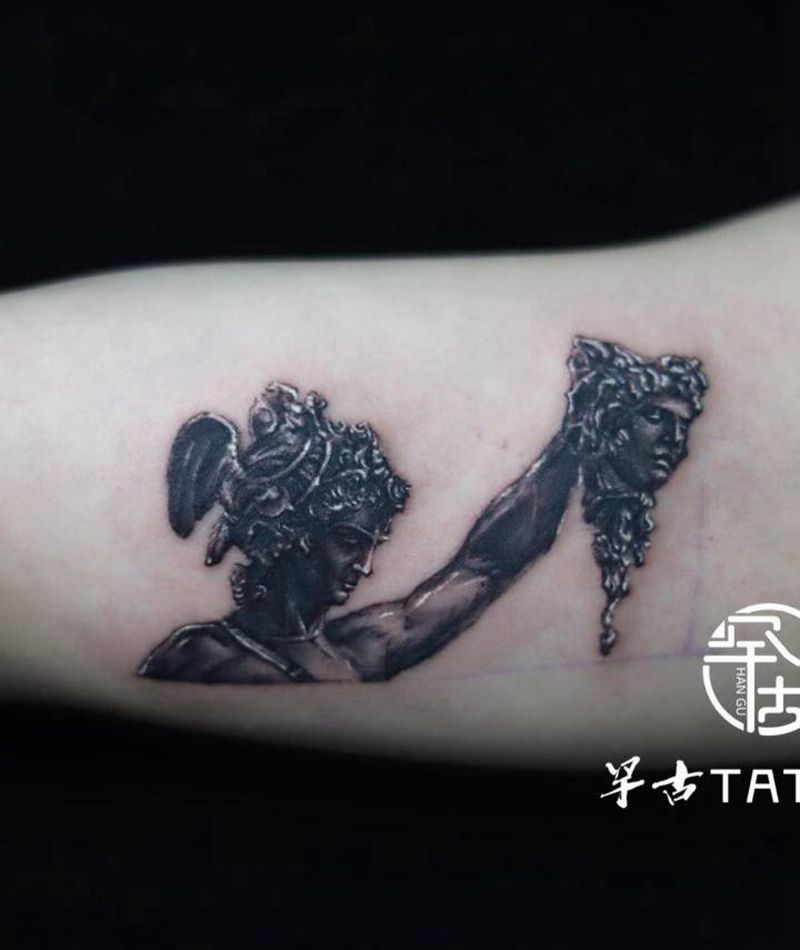 诸神之战纹身图片_手臂腿部欧美写实点刺美杜莎珀尔修斯单针纹身纹身图案
