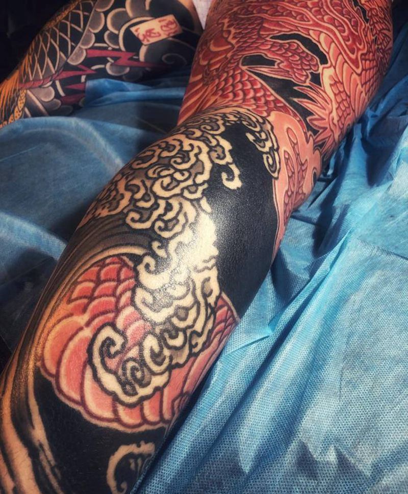 赤龍出水纹身图片_腿部水墨老传统纹身图案