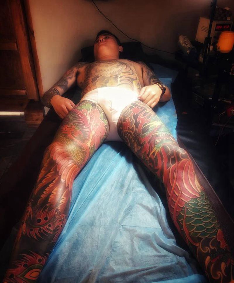 通體纹身图片_胸部腿部老传统纹身图案