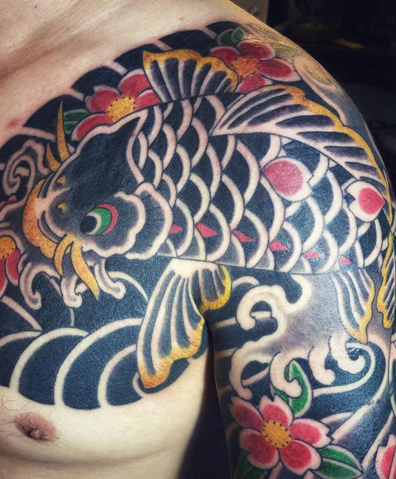 鯉魚纹身图片_胸部老传统纹身图案