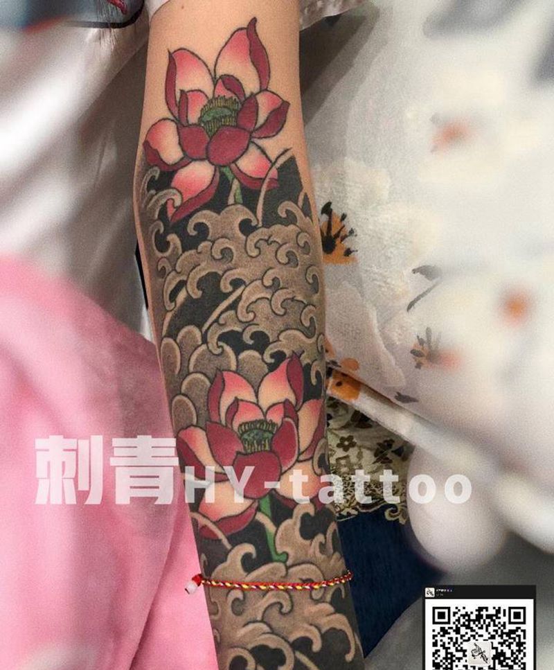 荷花纹身图片_手臂老传统纹身图案