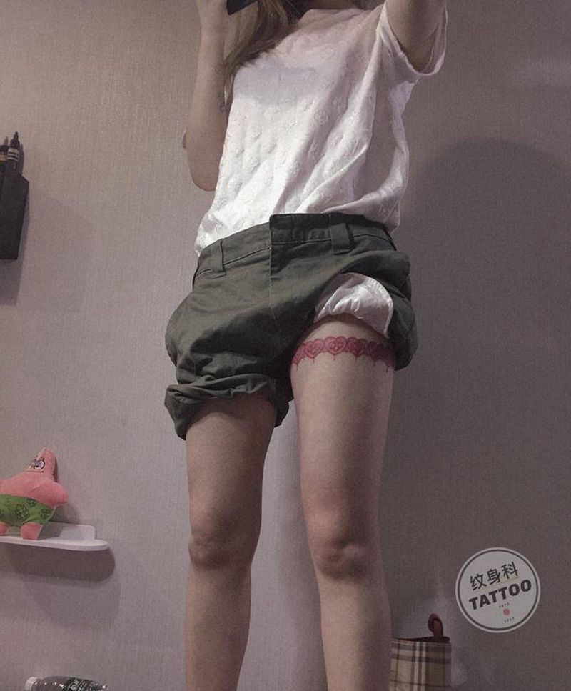 纹身科心形蕾丝环纹身图片_腿部点刺几何蕾丝纹身图案