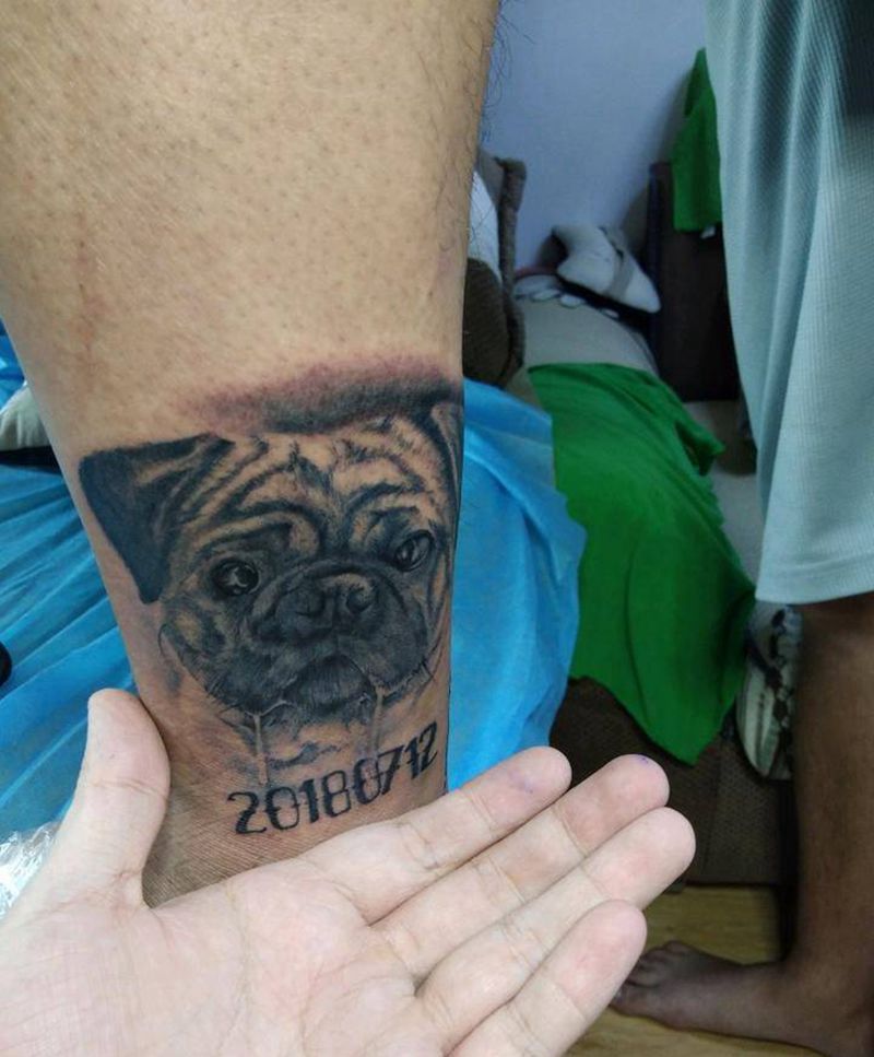 小狗加转经轮(纪念亡友)纹身图片_腿部欧美写实狗狗纹身图案